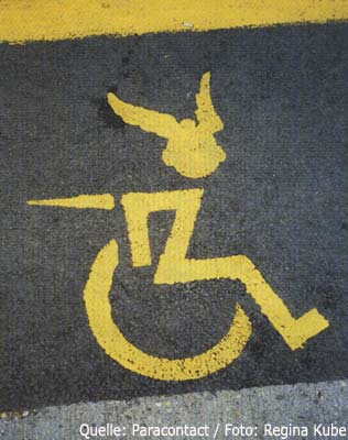 Auf dem Bild ist ein in ironischer Weise abgendertes Symbol eines Behindertenparkplatzes abgebildet