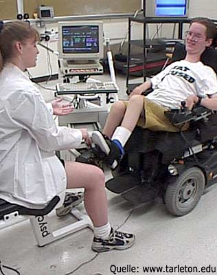 Ein Tetraplegiker trainiert an einem Fitnessgerät.