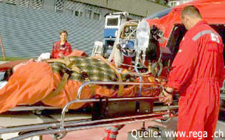 Hier ist ein Patiententransport der Rettungsflugwacht zu sehen.
